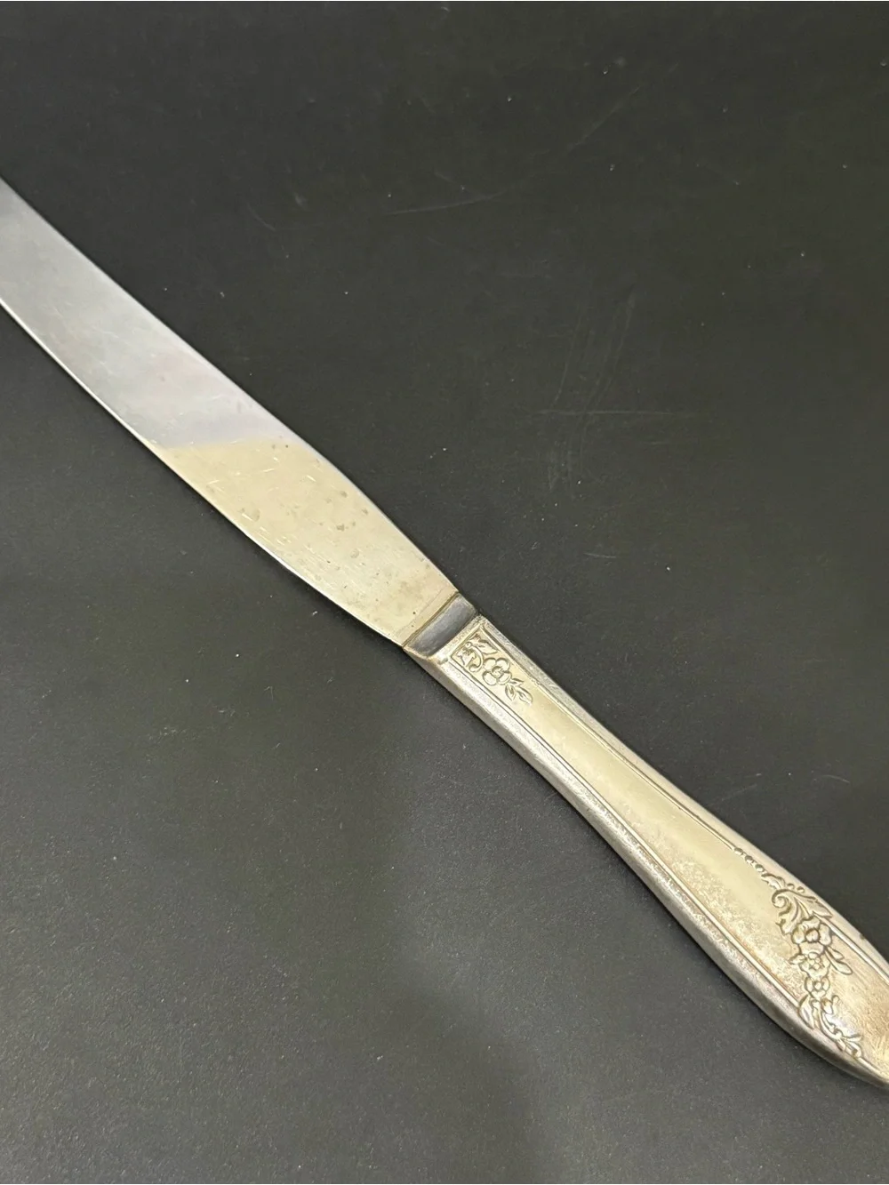 5 pcs Vintage Assortment Misc WM Rogers Tudor Insico Silverplate Dinner Knives